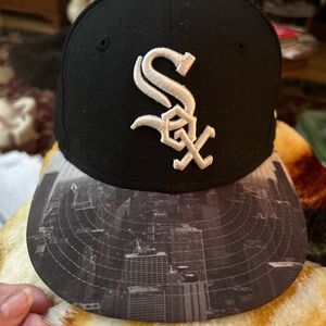 Chicago White Sox New Era Ball Cap Size 7 Cityscape scene in brim